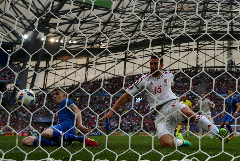 Pha đốt lưới nhà của cầu thủ Iceland. Ảnh Getty