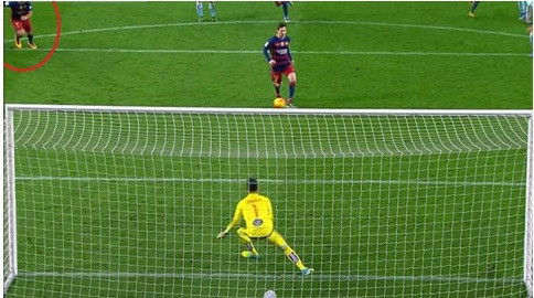 Suarez đã di chuyển vào vòng cấm trước khi Messi đá quả bóng đi.