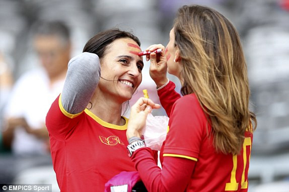 Hai nữ cổ động viên Tây Ban Nha.