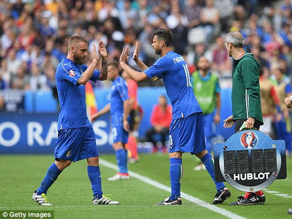 De Rossi (trái) dính chấn thương, còn Motta bị treo giò.