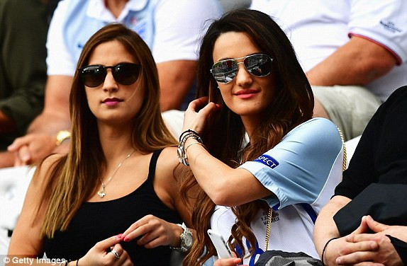 Hôn thể của Wilshere đến sân cổ vũ cho tuyển Anh.