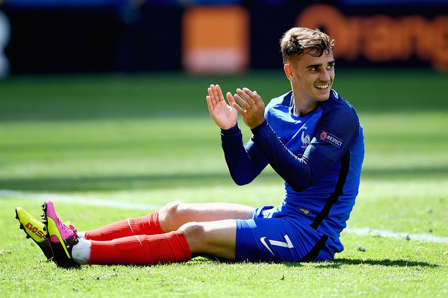 Người hùng Griezmann giúp Pháp vào tứ kết.