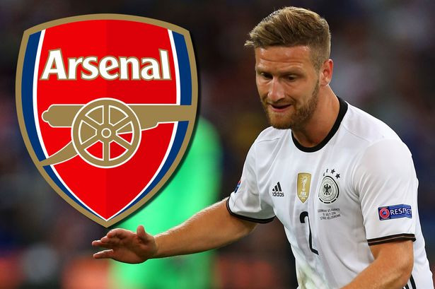 Mustafi đến Arsenal kiểm tra y tế.