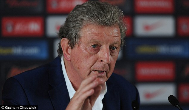 HLV Hodgson nghi ngờ học trò đâm sau lưng mình.