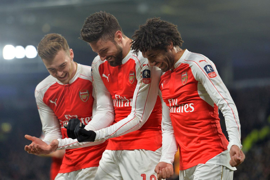 Giroud ăn mừng bàn thắng bằng điệu ru con.