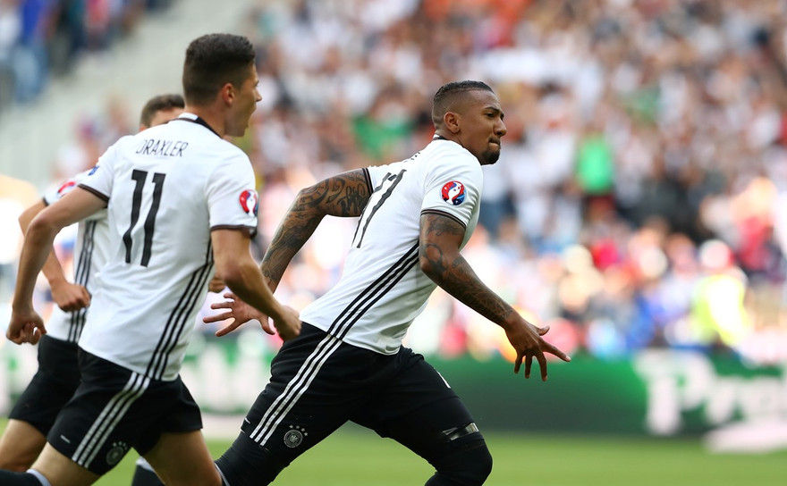 Boateng ăn mừng bàn mở tỷ số.