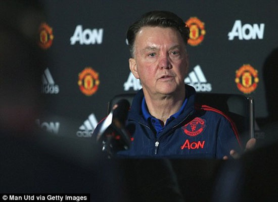 Van Gaal giải thích một cách hài hước về lý do các CĐV thường xuyên bỏ về sớm.