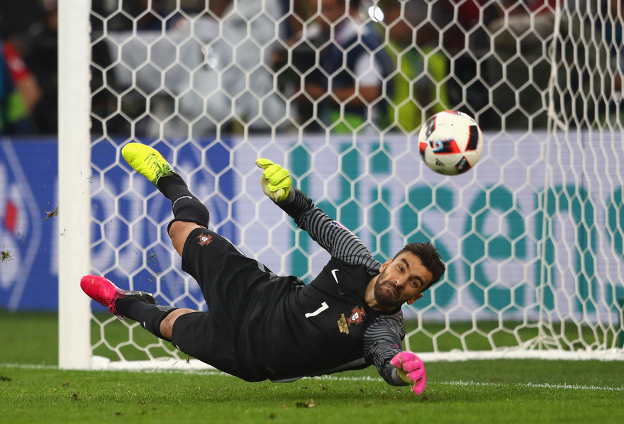 Patricio có tới 8 pha cứu thua xuất sắc khi Bồ Đào Nha đối đầu Pháp.