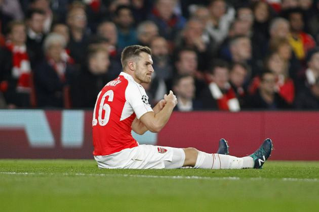 Aaron Ramsey dính chấn thương ở trận đấu với Liverpool.