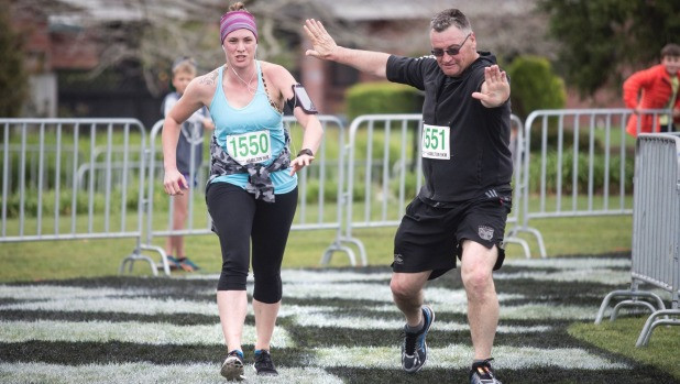 Võ sĩ Neville Knight (phải) và vợ.