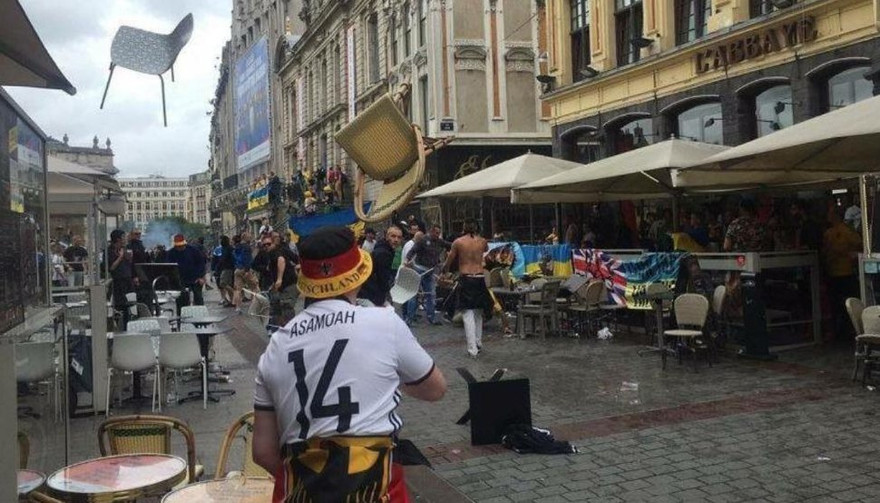 CĐV Đức và Ukraine hỗn chiến với nhau.