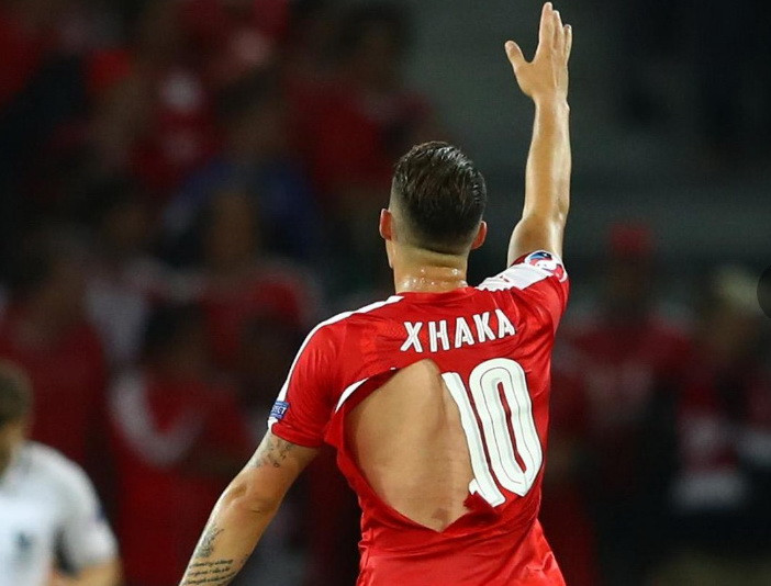 Granit Xhaka 2 lần phải thay áo.