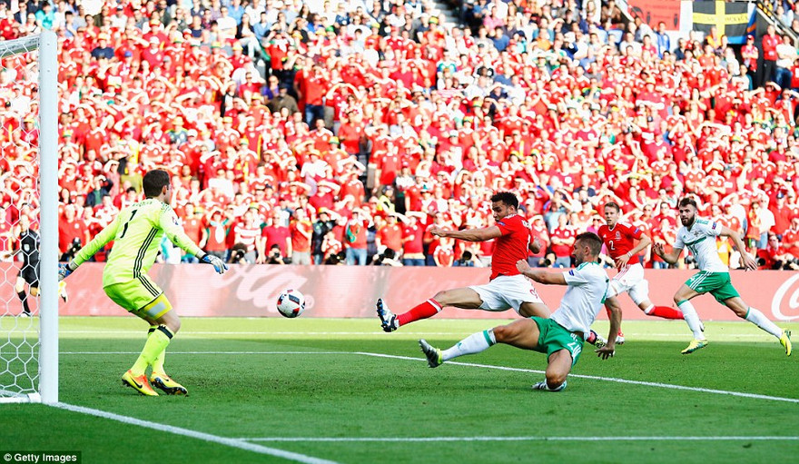 Tình huống Gareth McAuley đá phản lưới nhà.