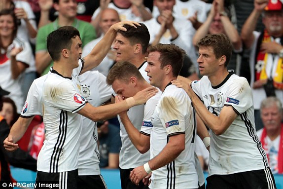 Gomez ăn mừng bàn thắng duy nhất của trận đấu.