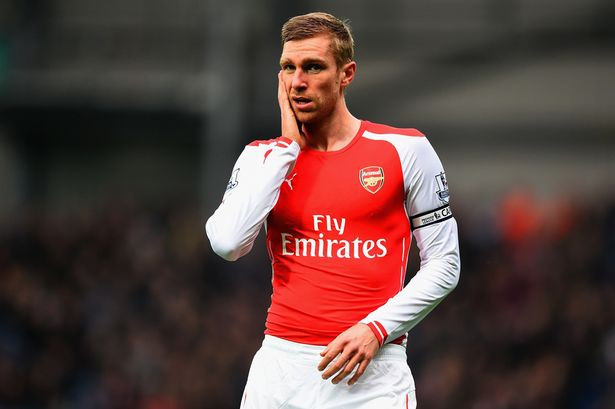 Per Mertesacker sẽ phải nghỉ 5 tháng vì chấn thương.