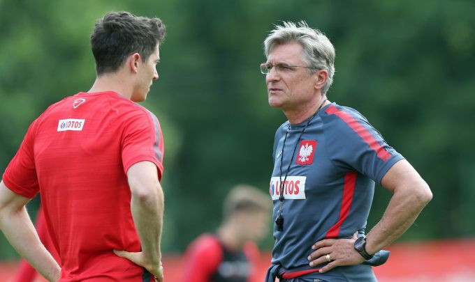 HLV Nawalka muốn các trọng tài bảo vệ Lewandowski nhiều hơn.