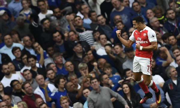 Sanchez ăn mừng bàn mở tỷ số.