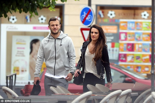 Wilshere lén ra ngoài đi chơi với bạn gái.