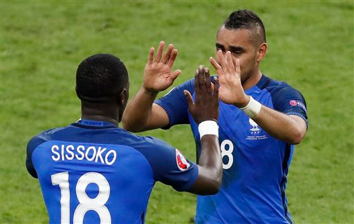 Barcelona muốn có thêm cả Moussa Sissoko và Dimitri Payet.