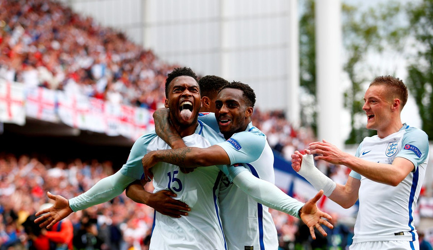 Các cầu thủ tuyển Anh ăn mừng bàn thắng nâng tỷ số lên 2-1.