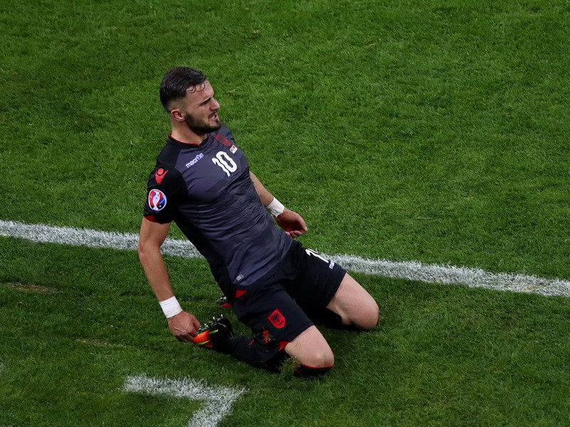 Armando Sadiku ghi bàn thắng lịch sử. (Nguồn: Getty)