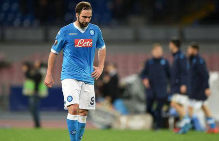Gonzalo Higuain tính chuồn sang Premier League.