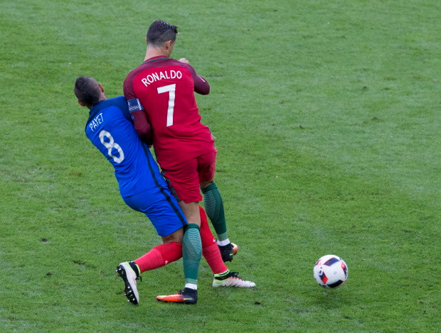 Tình huống Payet khiến Ronaldo chấn thương.