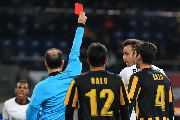 Berbatov nhận thẻ đỏ lần đầu tiên sau 14 năm.