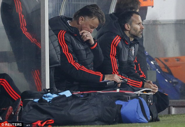 M.U chưa dám sa thải Van Gaal bị sợ phải bồi thường lớn.