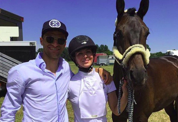 Muller đăng tải bức ảnh cùng vợ sau khi Lisa giành chức vô địch.