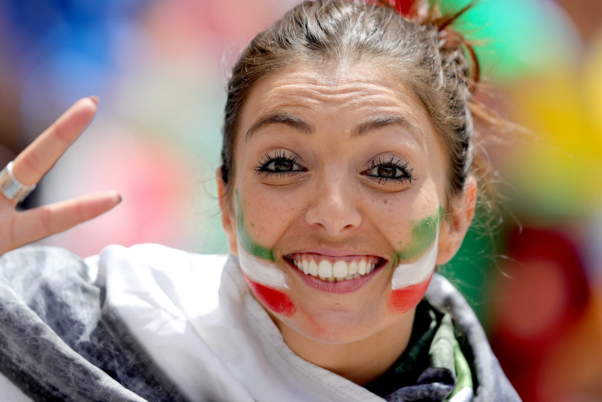 Nữ cổ động viên Italy xinh đẹp..