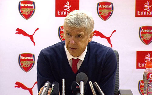 HLV Wenger đang bị chỉ trích rất nhiều.