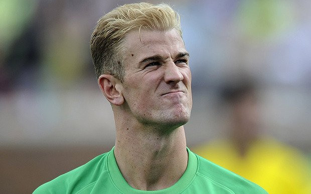 Joe Hart thất vọng khi để Bale ghi bàn từ quả đá phạt.