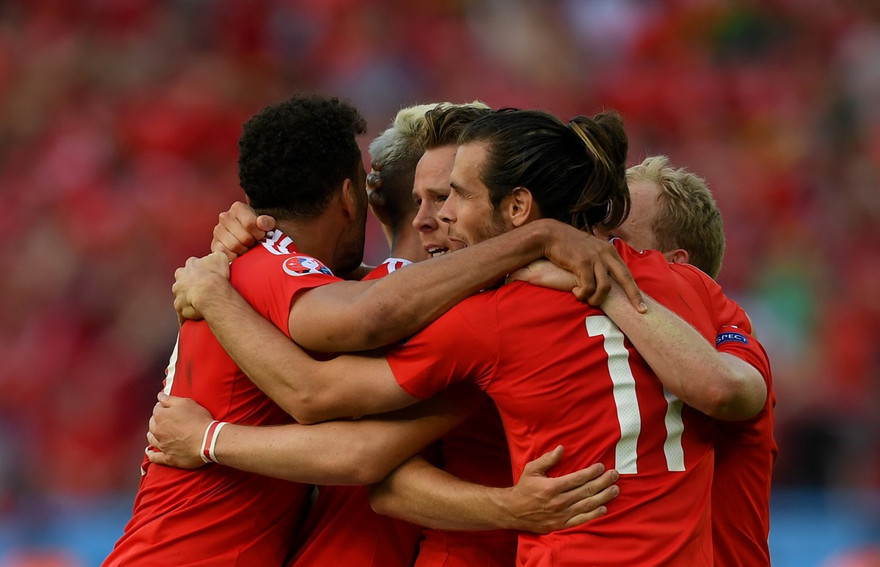 Niềm vui của các cầu thủ xứ Wales sau khi giành vé vào tứ kết.