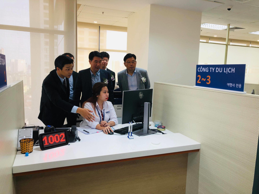 Bộ trưởng Tư pháp Hàn Quốc ( đứng giữa) tận mắt xem xét quá trình tiếp nhận đăng ký lịch hẹn xin cấp visa Hàn Quốc tại Trung tâm đăng ký visa Hàn Quốc tại Việt Nam. Ảnh: L.A