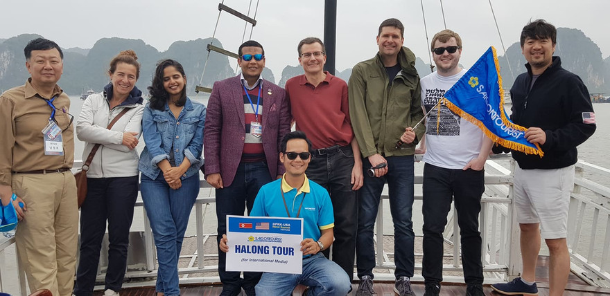 Các phóng viên quốc tế trên du thuyền tham quan vinh Hạ Long.