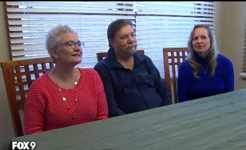 Bà Mary Zeigler ( ngoài cùng bên phải) và chồng cũ Bill Henrichs cùng vợ mới của chồng cũ.