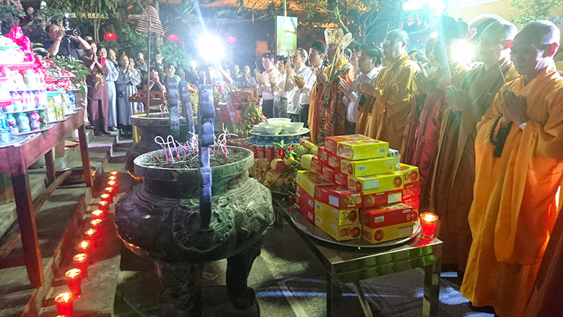 Các đại biểu dâng hương cầu siêu cho các nạn nhân chết vì tai nạn giao thông.