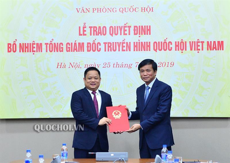 Tổng Thư ký Quốc hội trao Quyết định bổ nhiệm Tổng Giám đốc Truyền hình Quốc hội Việt Nam cho ông Vũ Minh Tuấn. Ảnh QH
