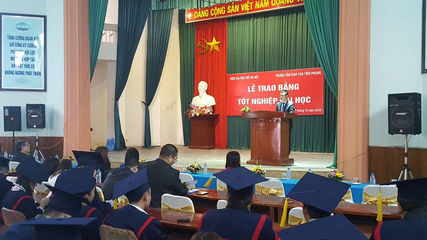 Phó Tổng biên tập Báo Tiền Phong Phùng Công Sưởng phát biểu tại lễ trao bằng đại học.