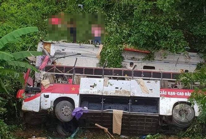 Chiếc xe khách lao xuống vực sâu 30m ở Cao Bằng. Ảnh: NLĐ.