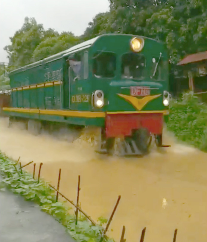 Đoàn tàu hàng chạy qua vùng nước ngập. Ảnh chụp từ clip.