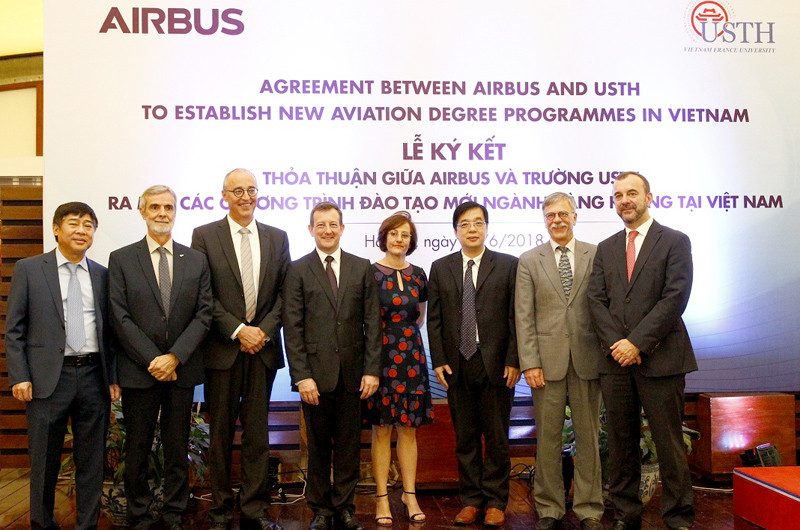 Đại diện các bên sẽ tham gia vào chương trình đào tạo cử nhân và thạc sĩ về hàng không tại Việt Nam.