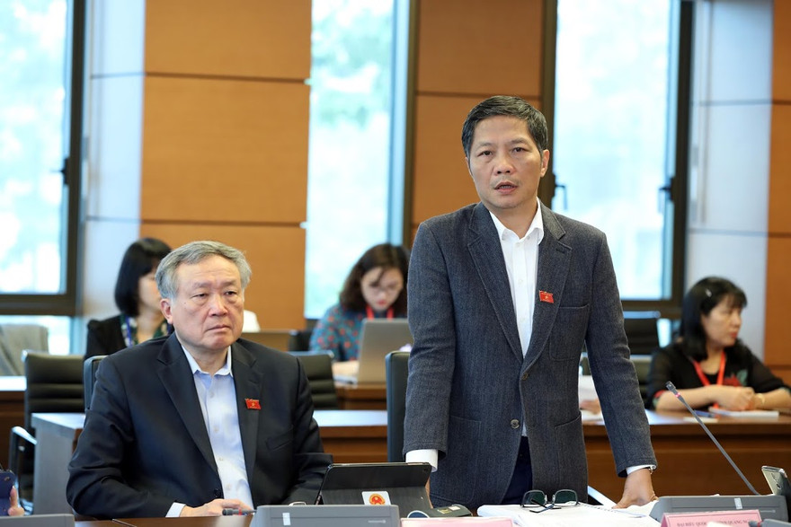 Bộ trưởng Công Thương Trần Tuấn Anh phát biểu tại phiên thảo luận tổ sáng 2/11. Ảnh Như Ý