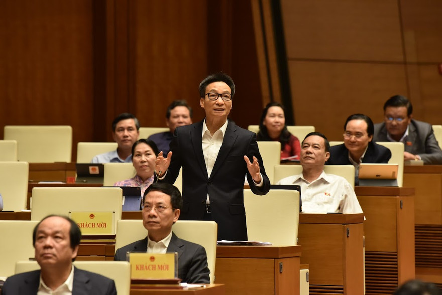 Phó Thủ tướng Vũ Đức Đam phát biểu tại phiên thảo luận sáng 4/11. Ảnh Như Ý