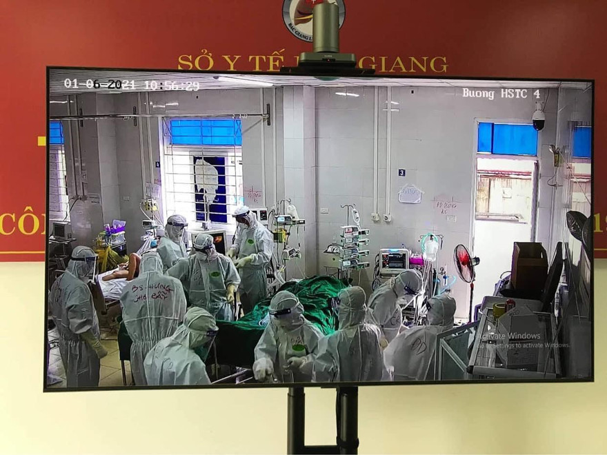 Các y bác sĩ Bệnh viện Chợ Rẫy đặt ECMO cho bệnh nhân 61 tuổi sáng 1/6. Ảnh: BS cung cấp