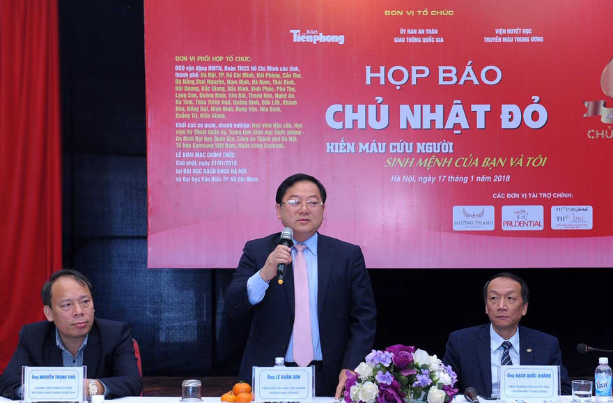 nhà báo Lê Xuân Sơn - Tổng Biên tập báo Tiền Phong, Trưởng Ban Tổ chức phát biểu tại buổi họp báo. Ảnh: Xuân Tùng