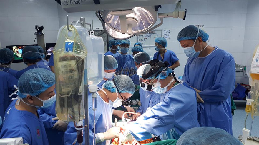 Các BS đang thực hiện ca ghép tạng