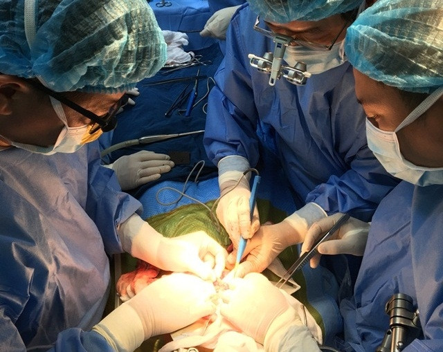Các BS Bệnh viện Nhi Trung ương trong một ca mổ