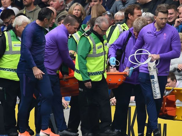 Hugo Lloris phải rời sân trên cáng.